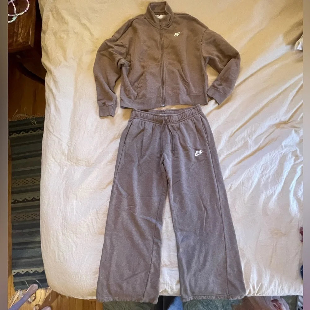 NWOT Nike Wide Leg Crop Sweat Set Size M Taupe